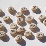 【ᛗᚠᛃᛈ】ルーン文字一覧｜古フサルク24文字＋3体系49種の意味・読み方・語源まとめ