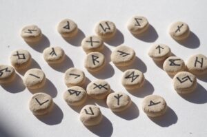 【ᛗᚠᛃᛈ】ルーン文字一覧｜古フサルク24文字＋3体系49種の意味・読み方・語源まとめ