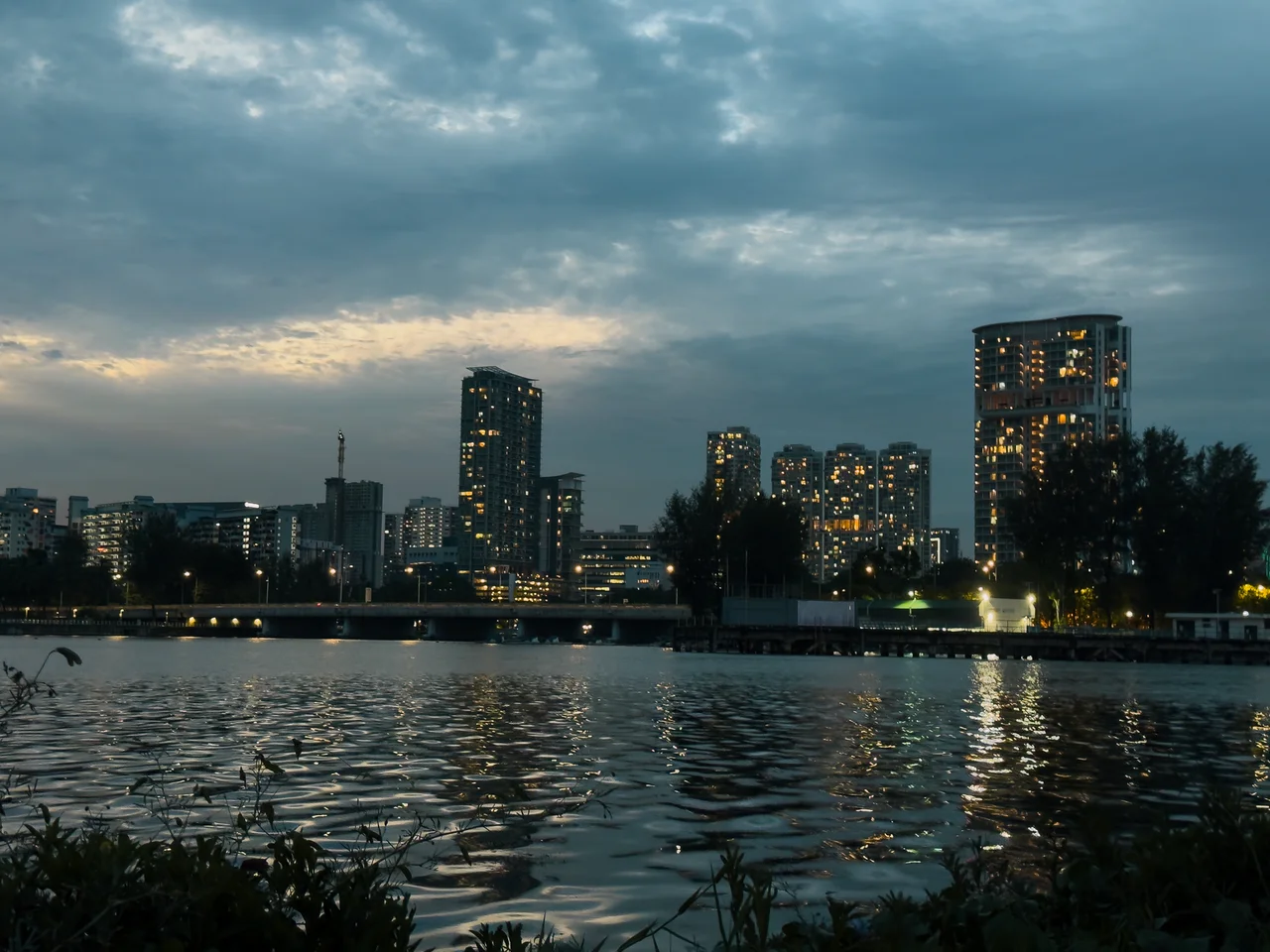 マジックアワーとブルーアワー — 夕暮れの二つの顔