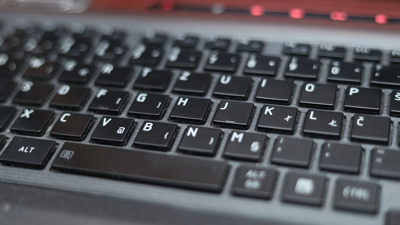 キーボード配列の種類一覧｜QWERTYが定着した理由とDvorak・JIS・親指シフトの違いを解説
