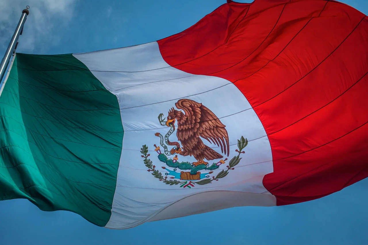 メキシコ:国歌を歌い間違えると罰金が科される